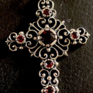 Hübscher alter 835er Silber Anhänger - Kreuz mit roten Schmucksteinen ( k8)